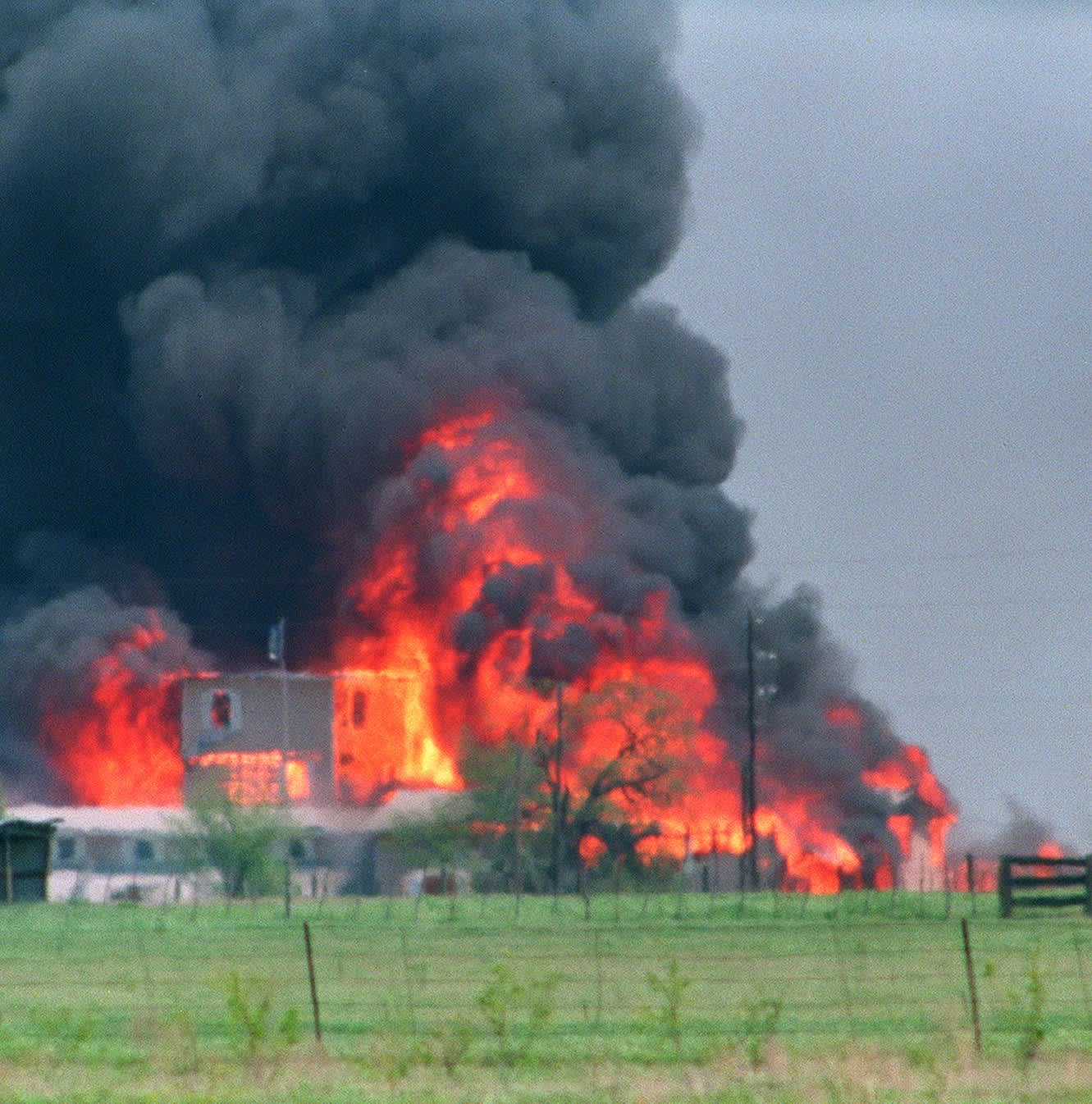 Waco tragédia tűzvész 1993 április 19 - Mount Carmel Center lángokban 76 halálos áldozat David Koresh szekta vége