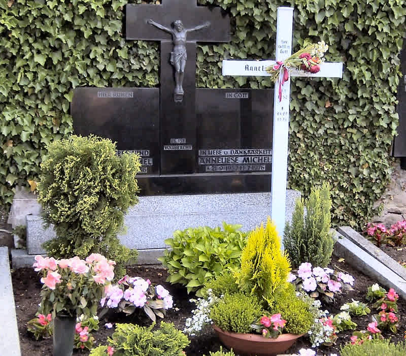 Anneliese Michel sírkő sír Klingenberg Németország 1976 exorcizmus ördögűzés áldozat vallási fanatizmus tragikus halál bűnügy