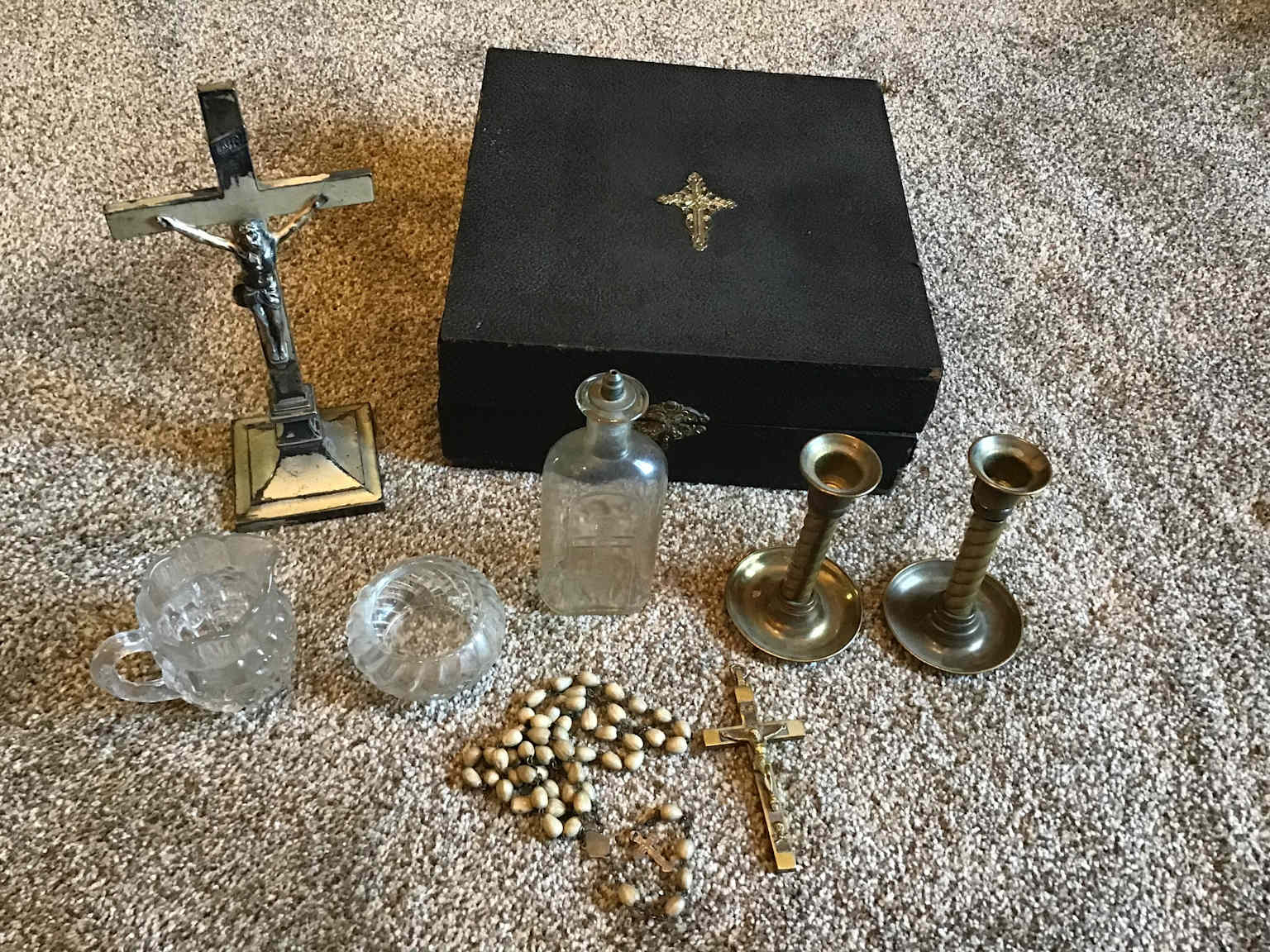 Exorcizmus ördögűzés rituális tárgyak kereszt szentelt víz ima katolikus egyház vallás démonok Anneliese Michel tragédia