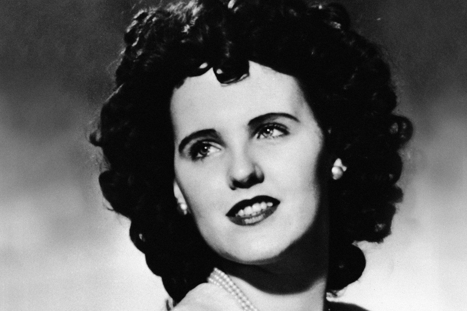 Elizabeth Short Black Dahlia portré fotó 1940-es évek Hollywood színésznő gyilkosság áldozata megoldatlan rejtély bűnügy