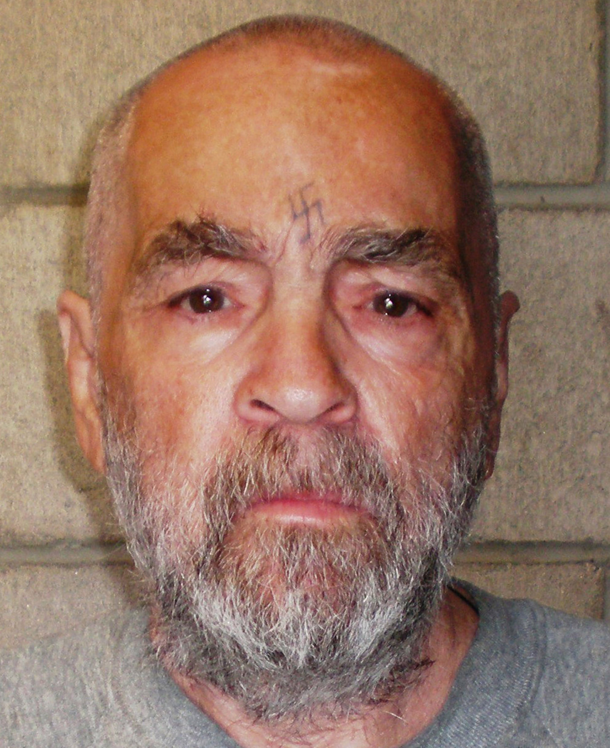 Idős Charles Manson börtönben 2000-es évek - sorozatgyilkos kultuszvezető évtizedek fogság életfogytiglan