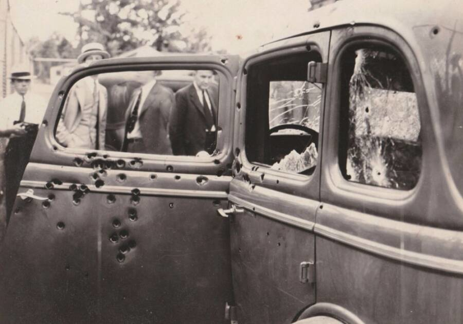 Bonnie és Clyde golyókkal átszaggatott autója 1934-ből - a híres amerikai bűnözők tragikus halálának helyszíne