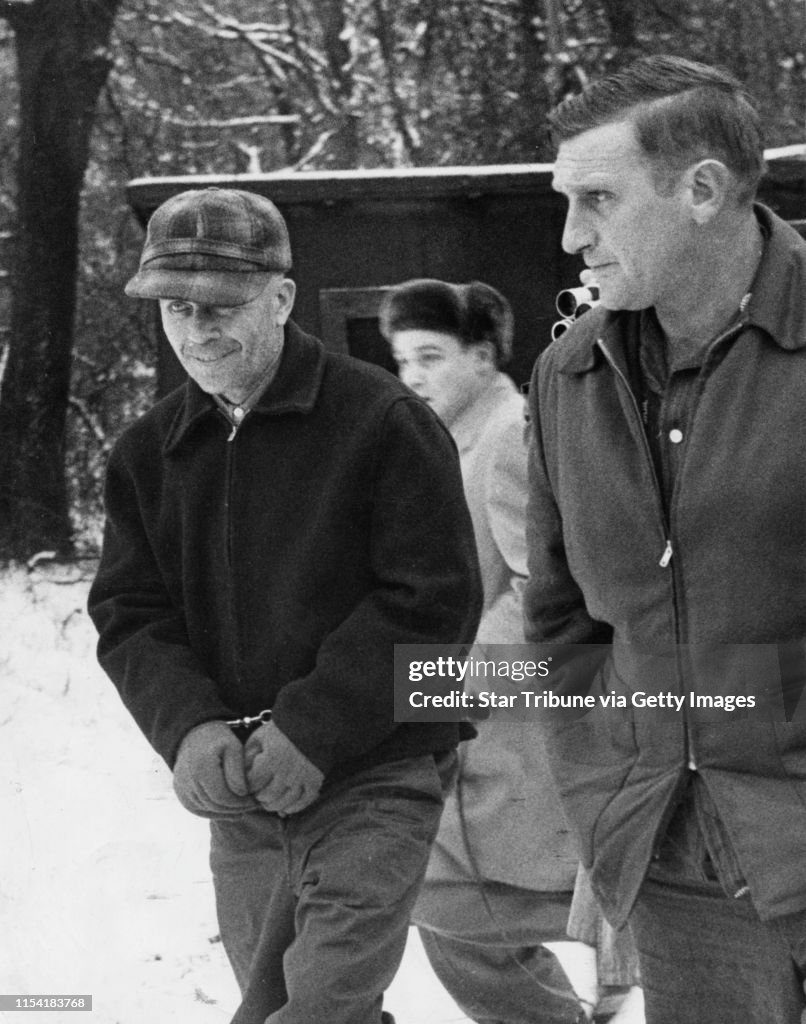 Ed Gein letartóztatása 1957-ben Wisconsin állam havas utcáin, bilincsben vezetve