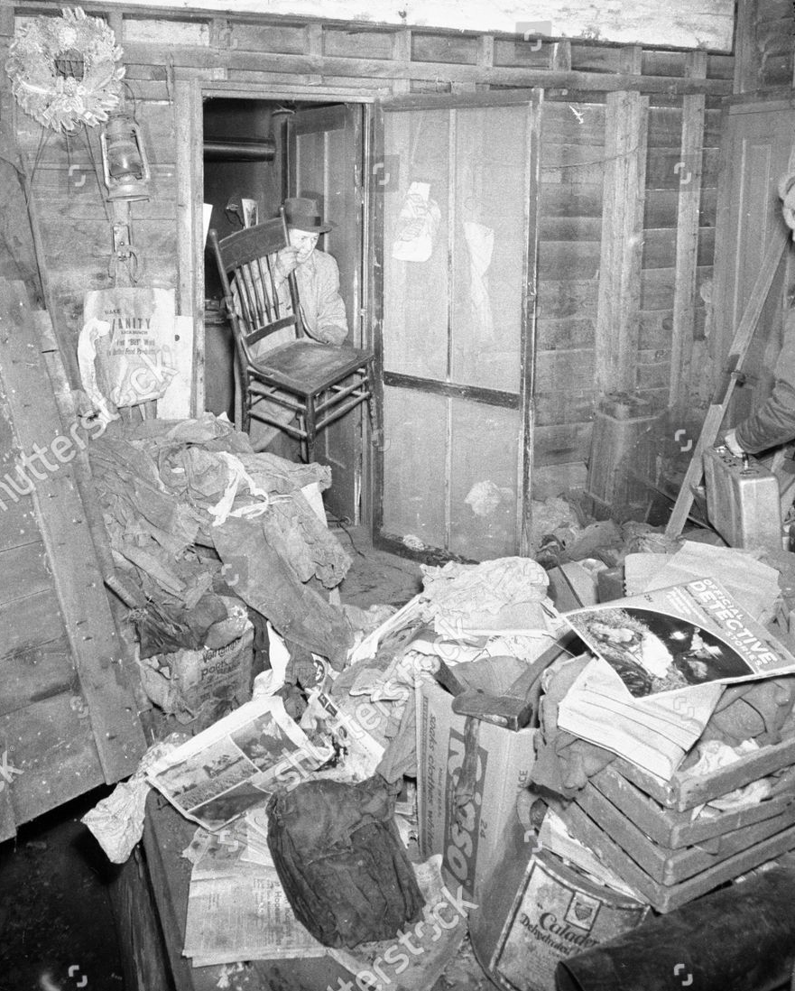 Ed Gein házának belső terei letartóztatása után, mutatva a nyomozás során talált káoszt és törmeléket