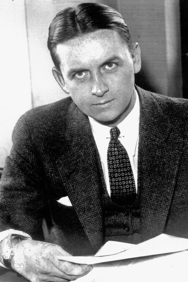 Eliot Ness közbiztonsági igazgató aki vezette a Cleveland Torso-gyilkosságok megoldatlan nyomozását 1935-1938