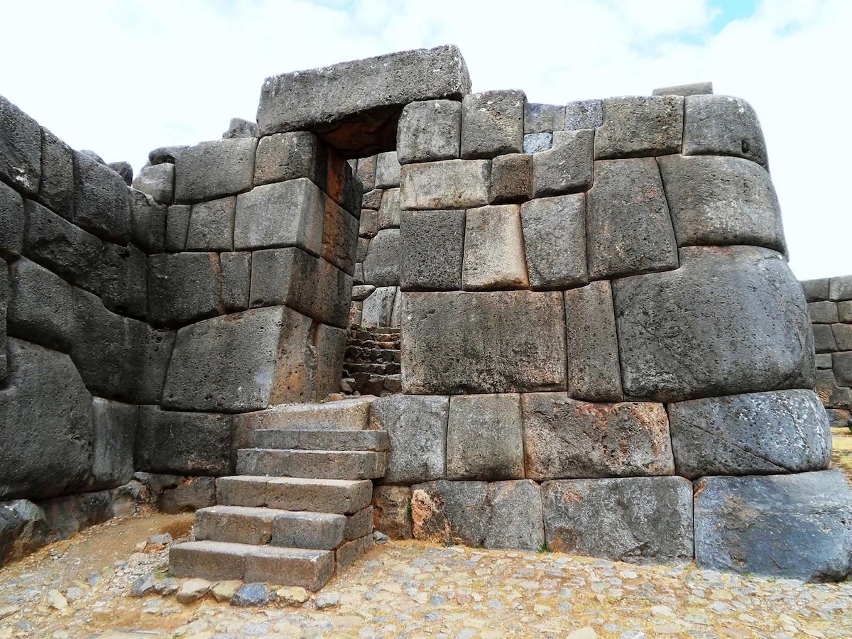 Sacsayhuaman inka erőd - hatalmas kőfalak Cusco közelében