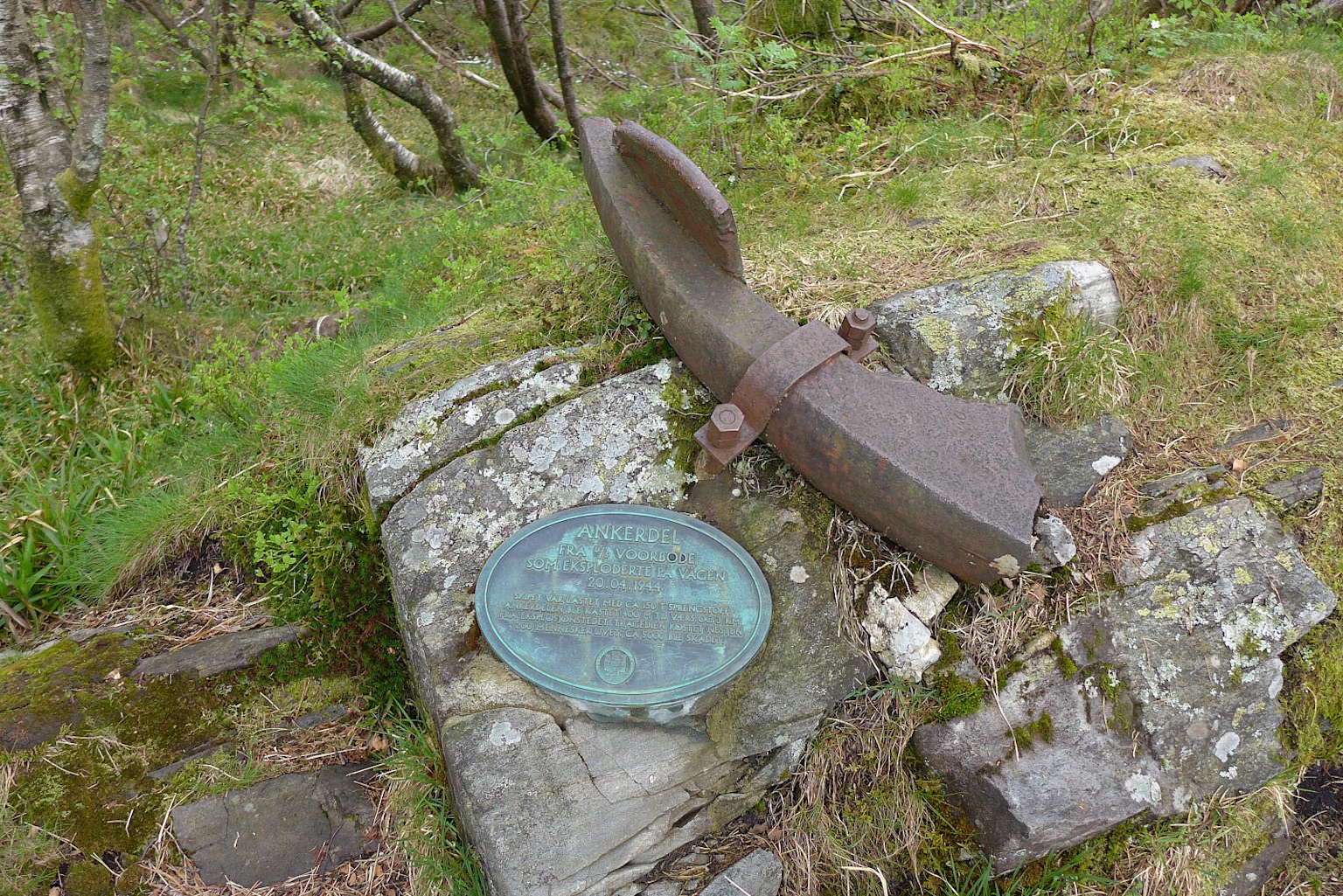 Voorbode horgony töredék emléktábla Sandviksfjellet hegyen