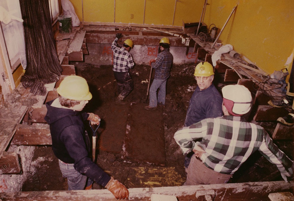 29 sorozatgyilkossági áldozat holttestének feltárása John Wayne Gacy chicagói házának pinceterében