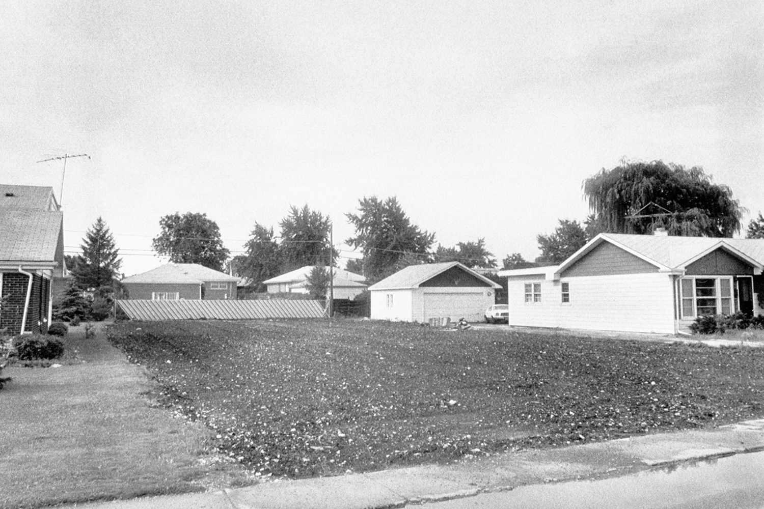 John Wayne Gacy borzalmak háza helyszíne a 8213 W. Summerdale Avenue címen Chicagóban, ahol 33 fiatal férfi és fiú gyilkosság történt