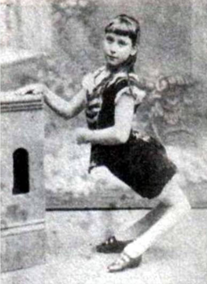 Ella Harper a tevelány álló helyzetben, hátrafelé hajló térdekkel – ritka történelmi fotó