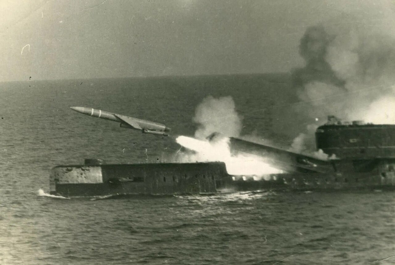 Echo II osztályú szovjet tengeralattjáró P–6 Shaddock cirkálórakétát indít a Csendes-óceánon