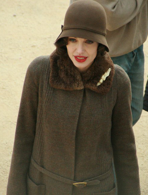 Angelina Jolie a 2008-as Changeling forgatási helyszínén, Christine Collins jelmezében