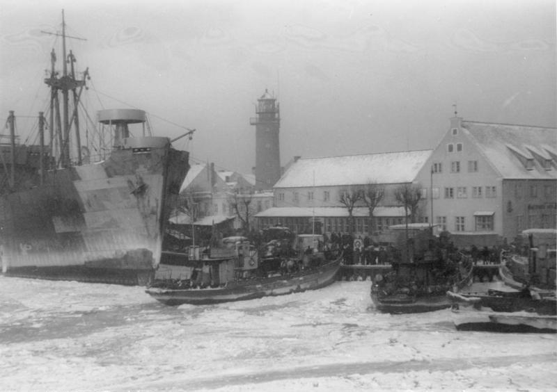 A jégbe fagyott pillaui kikötő menekülőkkel megrakott hajókkal a Hannibál hadművelet idején, 1945